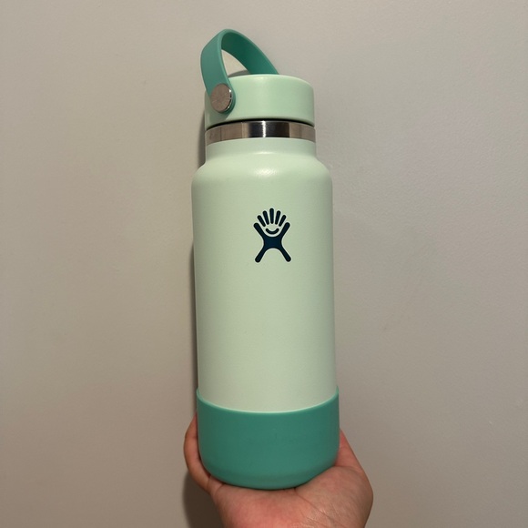 32oz Hydroflask, with bumper-it’s a rare color - Picture 2 of 4